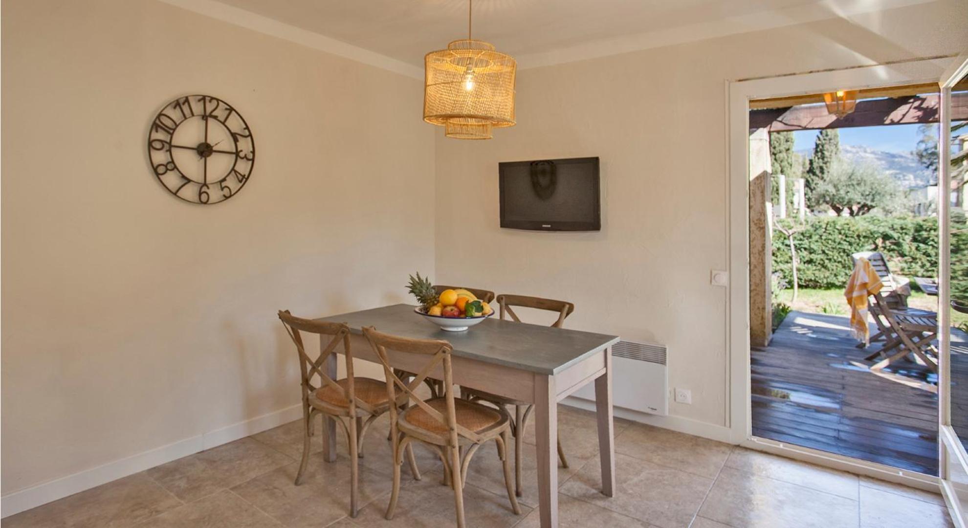 Residence Acquavital Калви Екстериор снимка